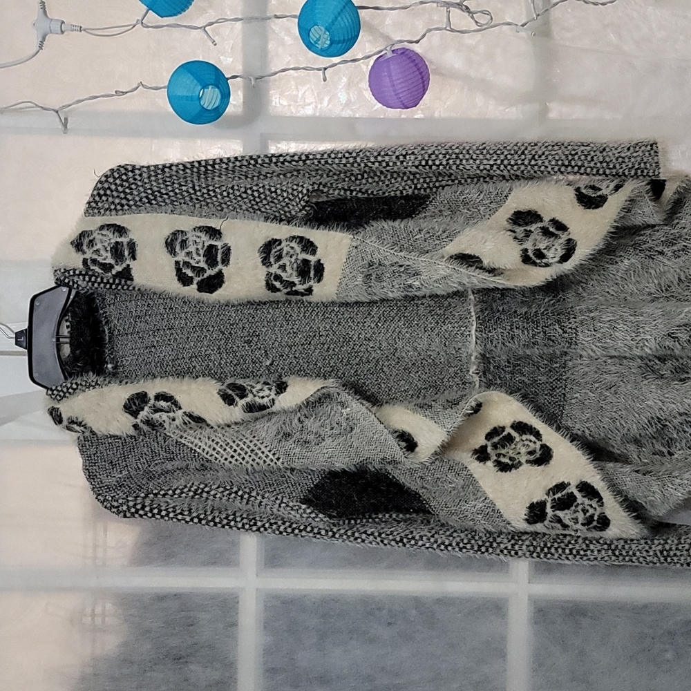 Faux fur Extremely soft black and white sweater